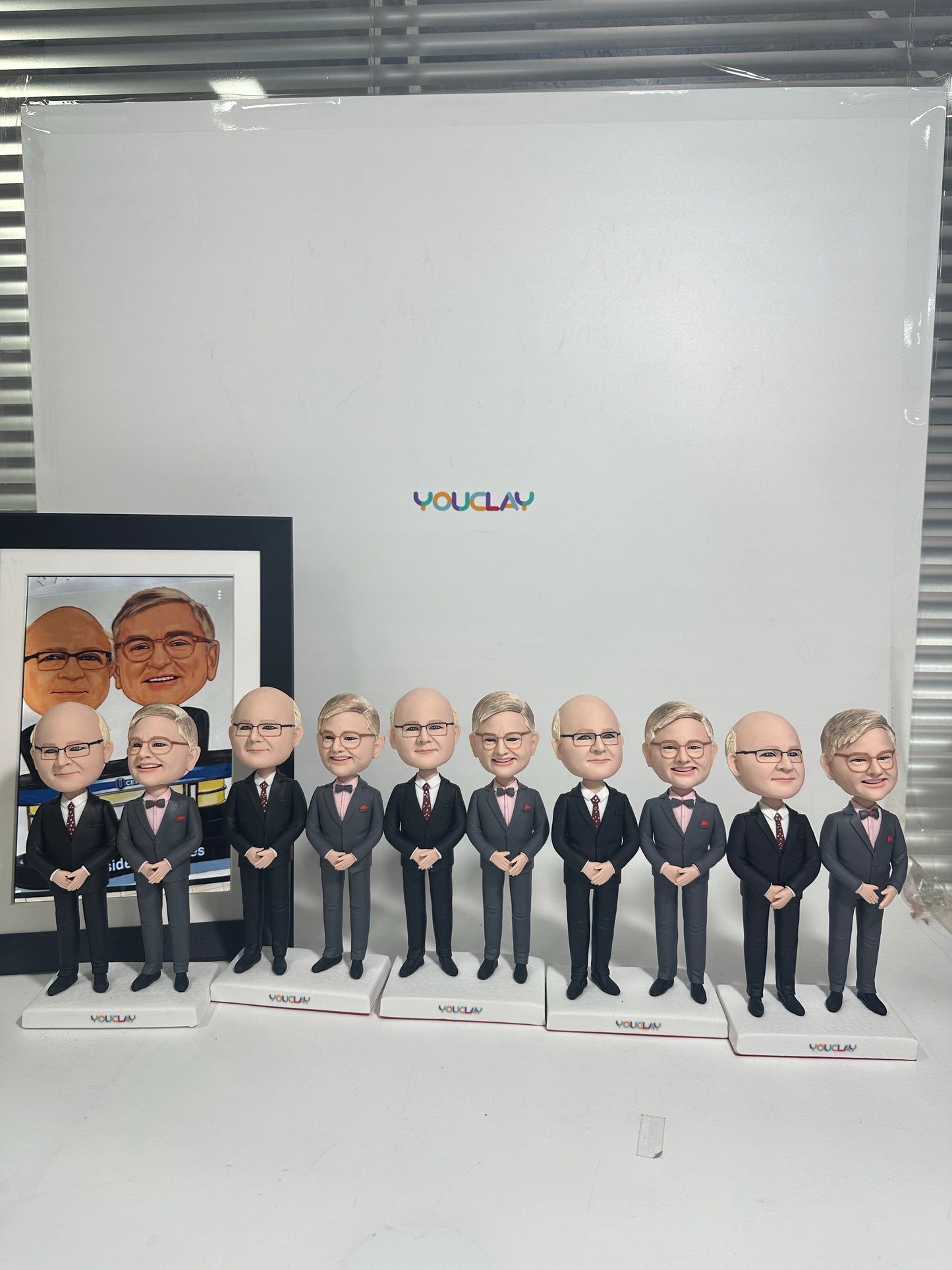 Fully Customizable                        Ten Bobbleheads（person or pet）Separate or whole