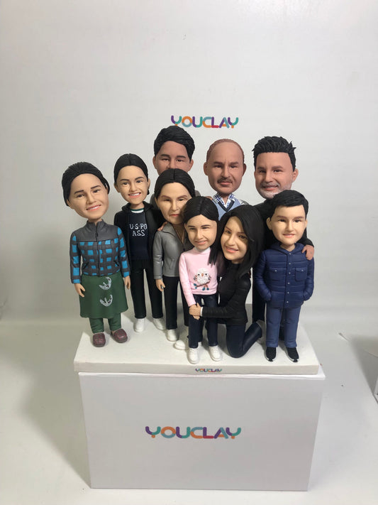 Fully Customizable                       Nine Bobbleheads（person or pet）Separate or whole